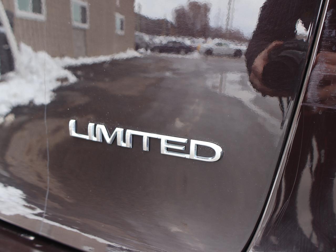 2017 Chrysler Pacifica LIMITED CERTIFIED *CHRYSLER MAINTAIN* CAMERA NAV BLUETOOTH LEATHER HEATED SEATS SPNO ROOF CRUISE ALLOYS Photo