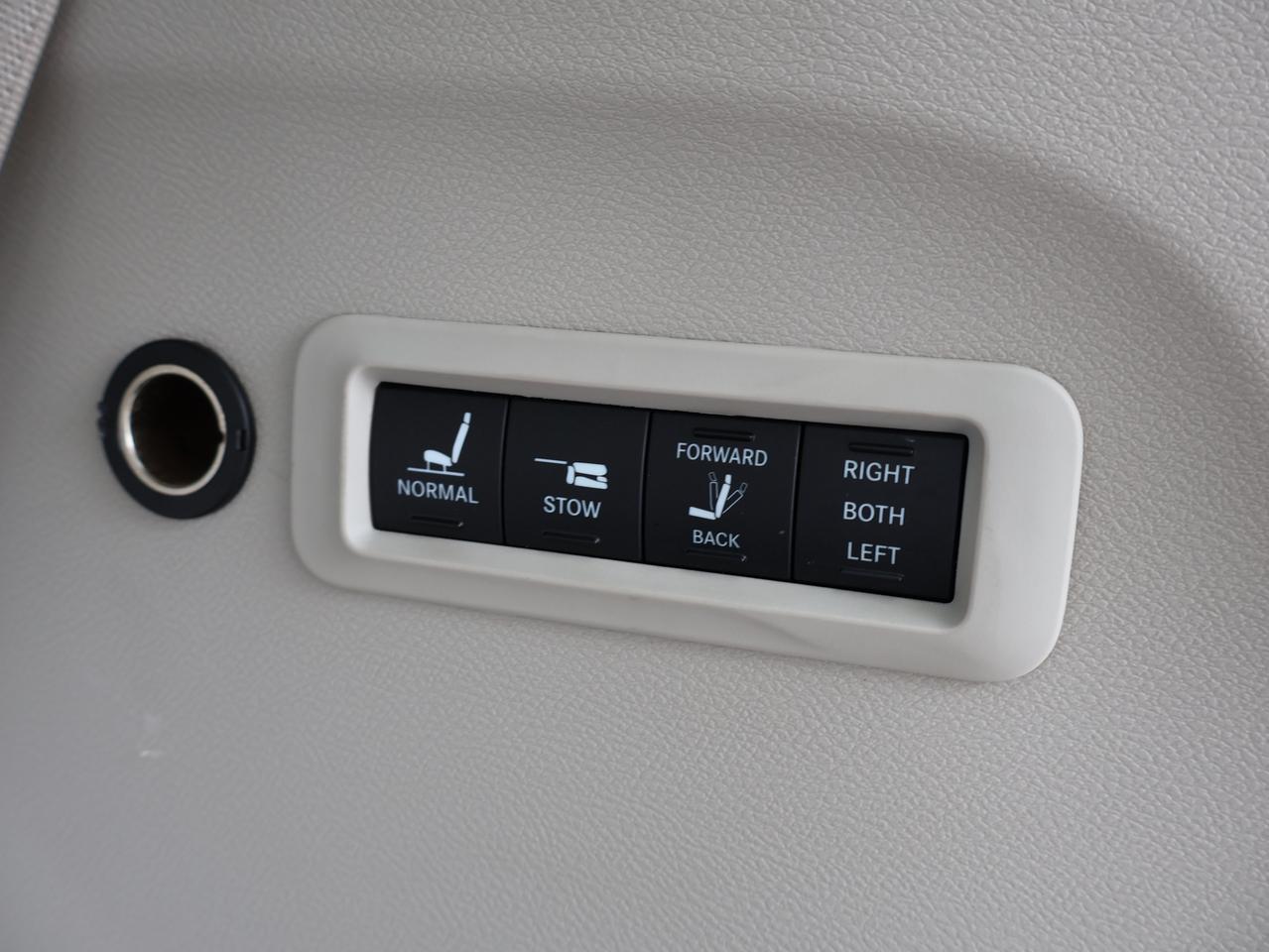 2017 Chrysler Pacifica LIMITED CERTIFIED *CHRYSLER MAINTAIN* CAMERA NAV BLUETOOTH LEATHER HEATED SEATS SPNO ROOF CRUISE ALLOYS Photo