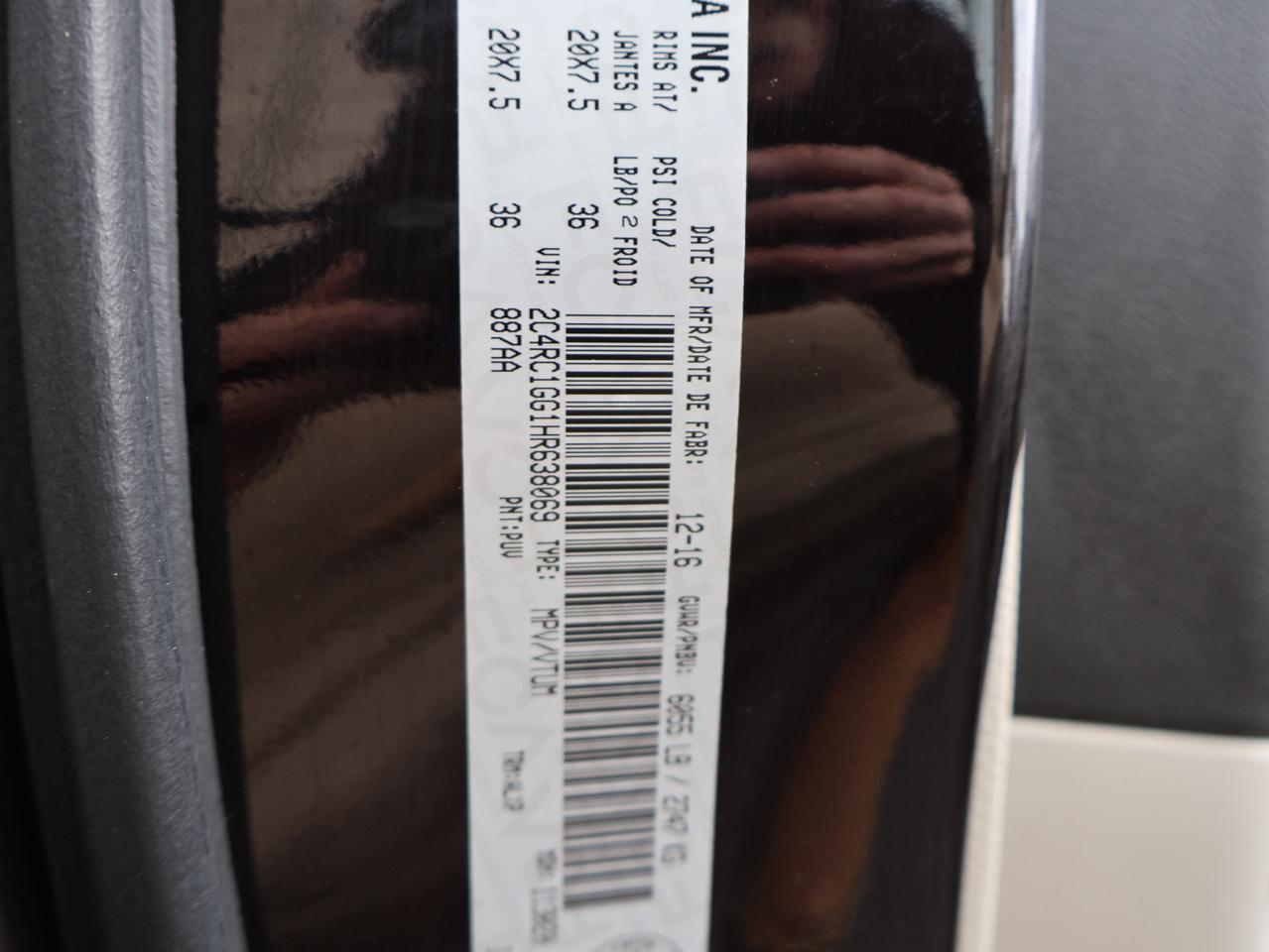 2017 Chrysler Pacifica LIMITED CERTIFIED *CHRYSLER MAINTAIN* CAMERA NAV BLUETOOTH LEATHER HEATED SEATS SPNO ROOF CRUISE ALLOYS Photo