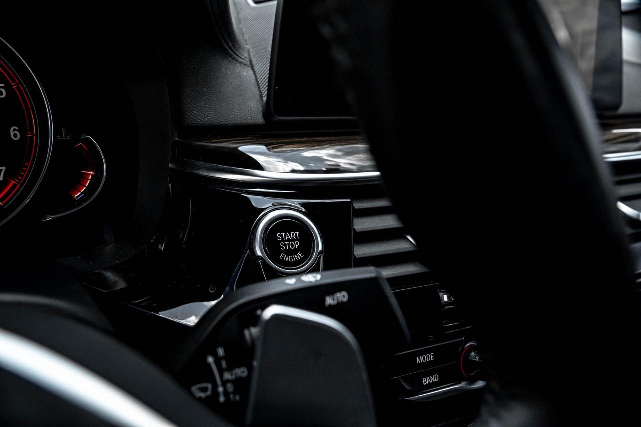 2018 BMW 5 Series M550i XDRIVE | M SPORT | SUNROOF | COOLED SEATS | Photo