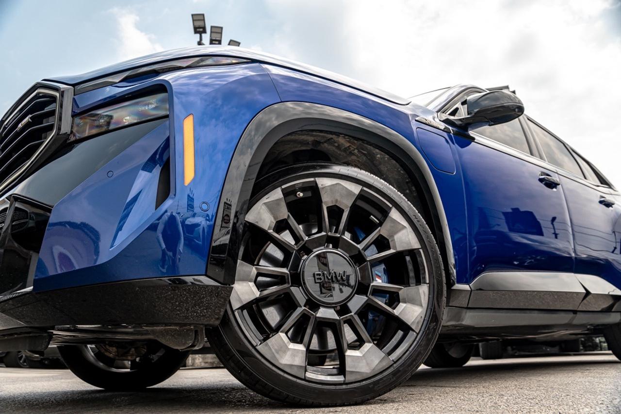 2023 BMW XM PLUG-IN HYBRID M POWER PKG CARBON FIBER PKG CL Photo2