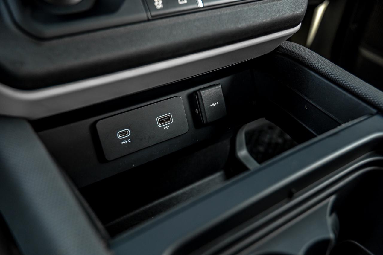 2022 Land Rover Defender X-DYNAMIC SE 90 AWD| CLEAN CARFAX | ONE OWNER | PA Photo