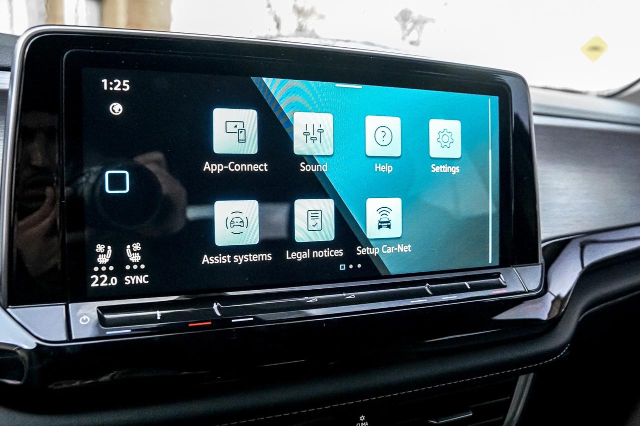 2024 Volkswagen Atlas Cross Sport COMFORTLINE | 4MOTION | BSM | LEATHER INT | COOLED Photo