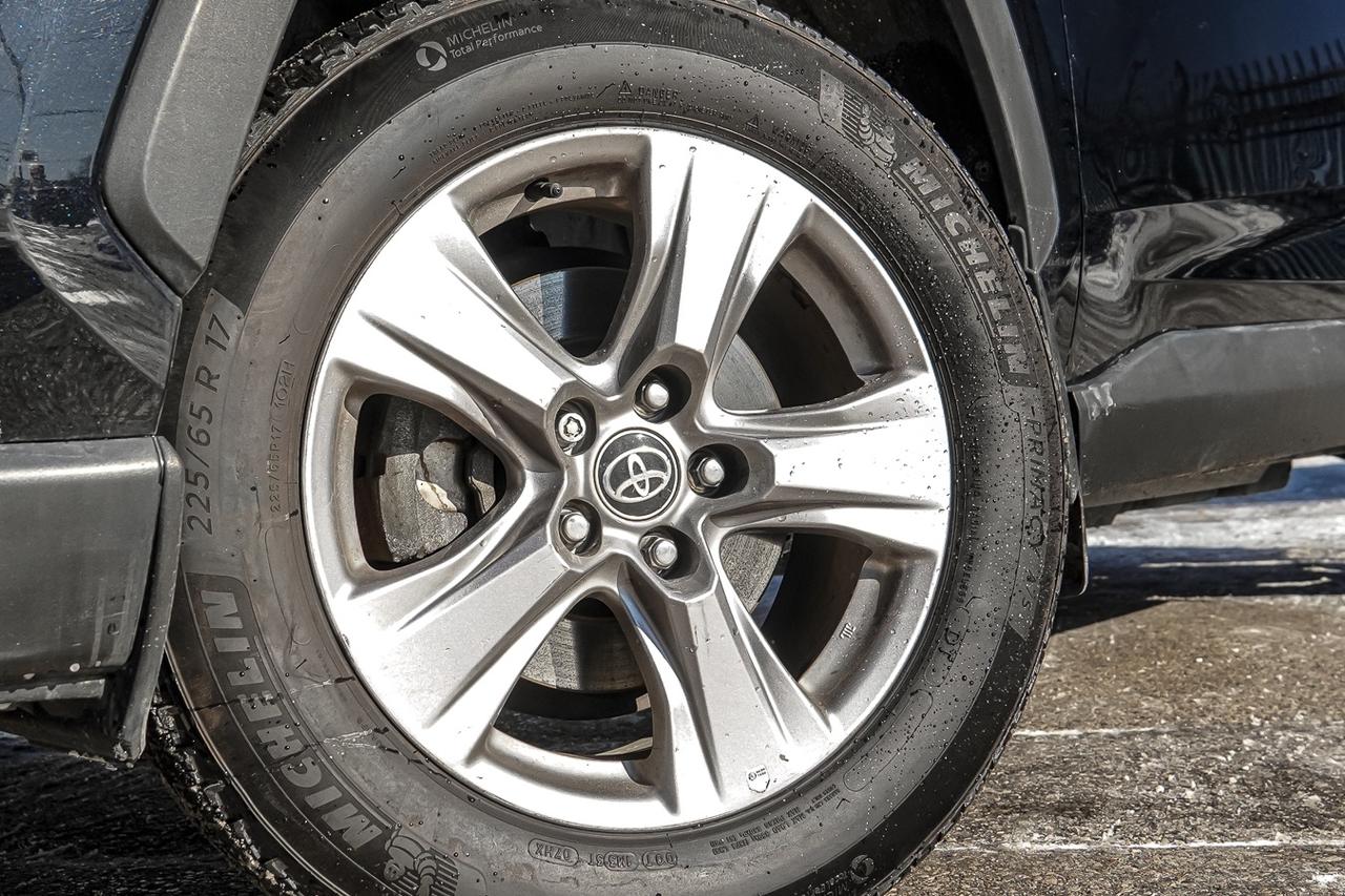 2023 Toyota RAV4 HYBRID LE AWD | CARPLAY | HEATED SEATS | CAM LDW | Photo