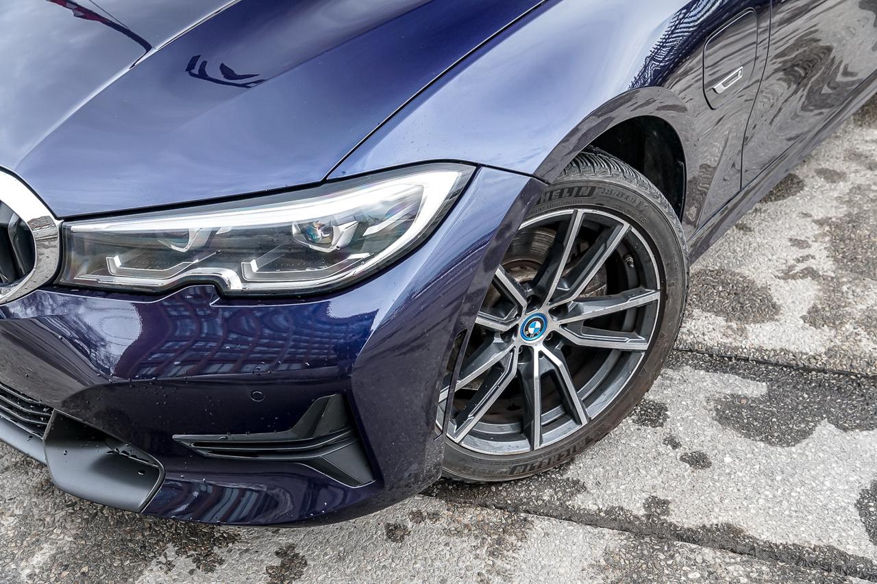 2022 BMW 330e xDrive PLUG IN HYBRID | NAVI | CAM | ROOF | CLEAN CARFAX Photo