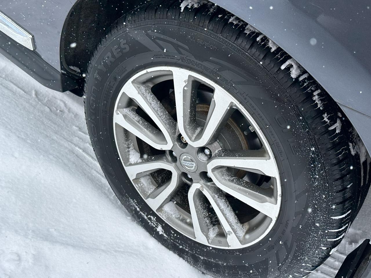 2014 Nissan Pathfinder SL Photo2