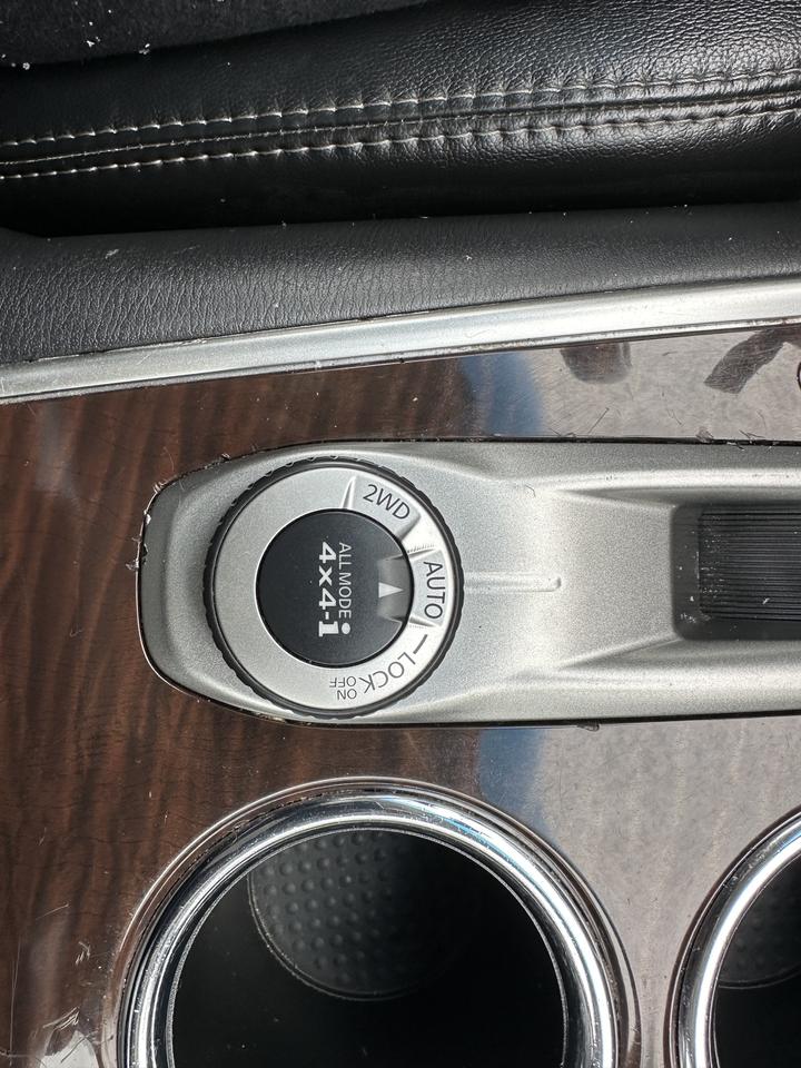 2014 Nissan Pathfinder SL Photo