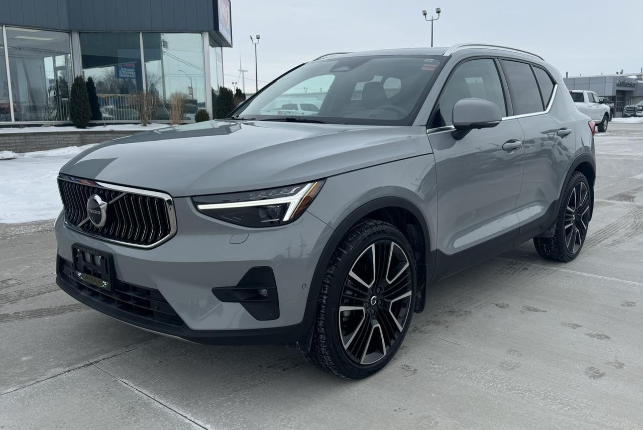 2024 Volvo XC40 Ultimate Bright Theme