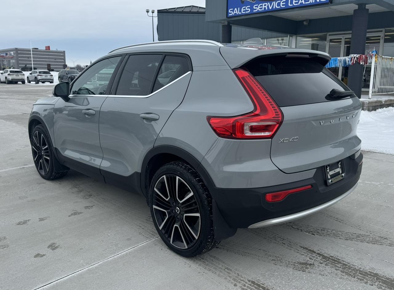2024 Volvo XC40 Ultimate Bright Theme Photo