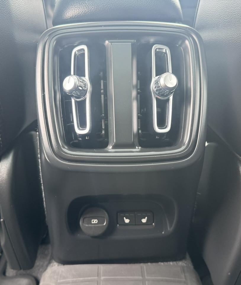 2024 Volvo XC40 Ultimate Bright Theme Photo