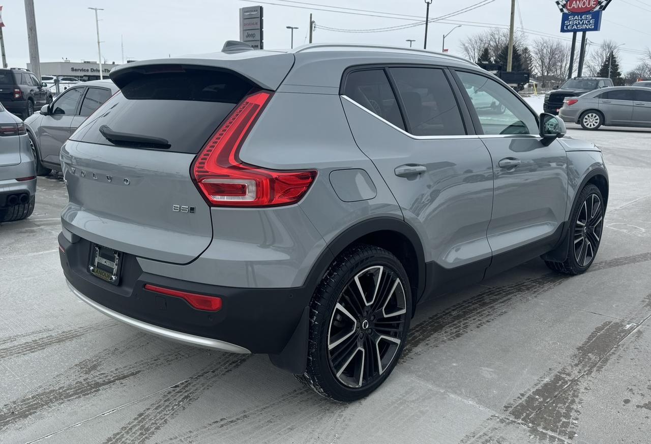 2024 Volvo XC40 Ultimate Bright Theme Photo