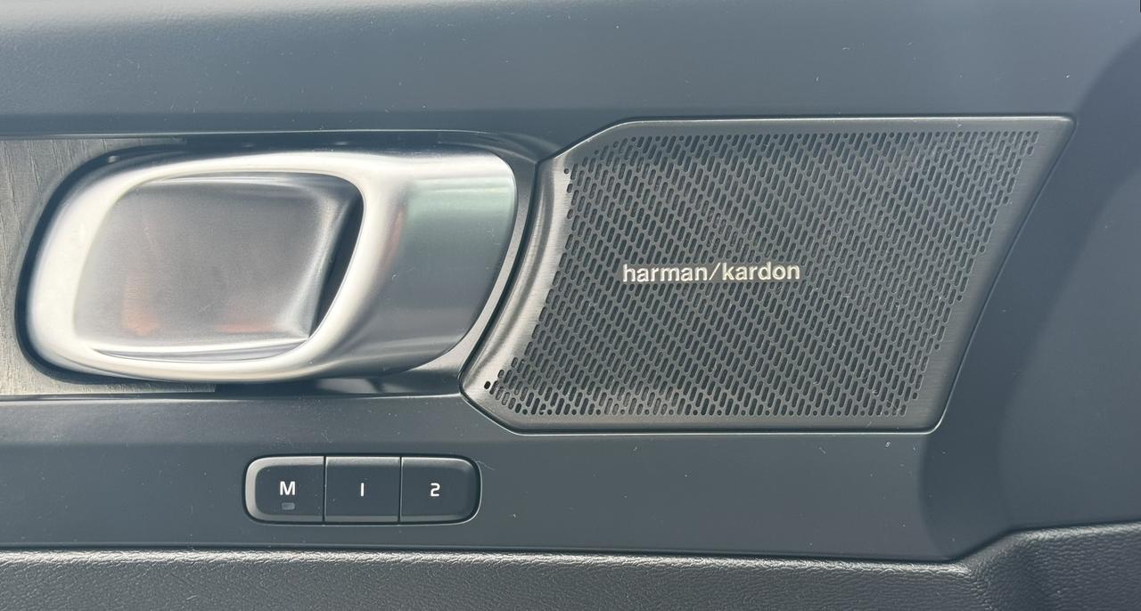 2024 Volvo XC40 Ultimate Bright Theme Photo