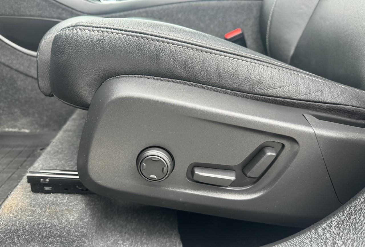 2024 Volvo XC40 Ultimate Bright Theme Photo