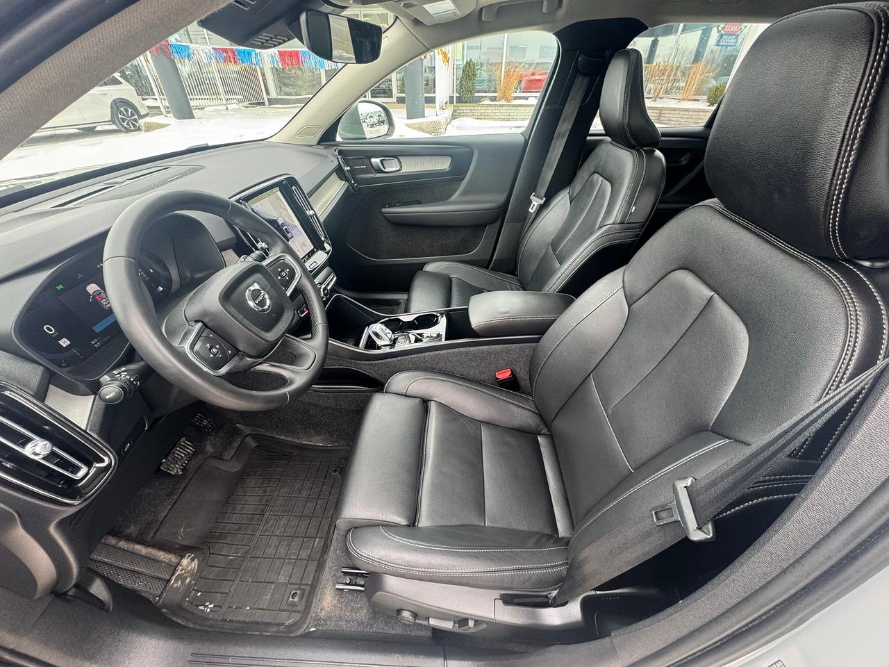 2024 Volvo XC40 Ultimate Bright Theme Photo