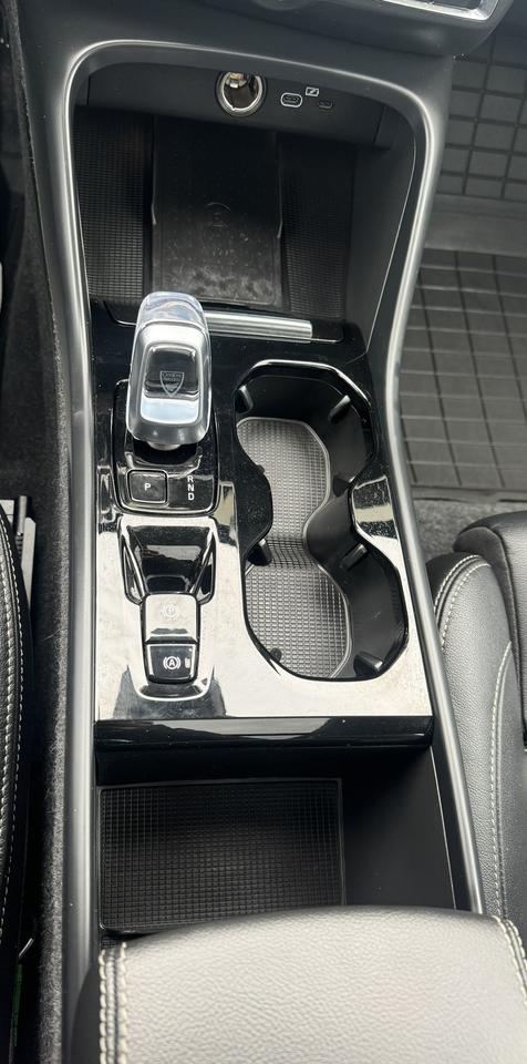 2024 Volvo XC40 Ultimate Bright Theme Photo