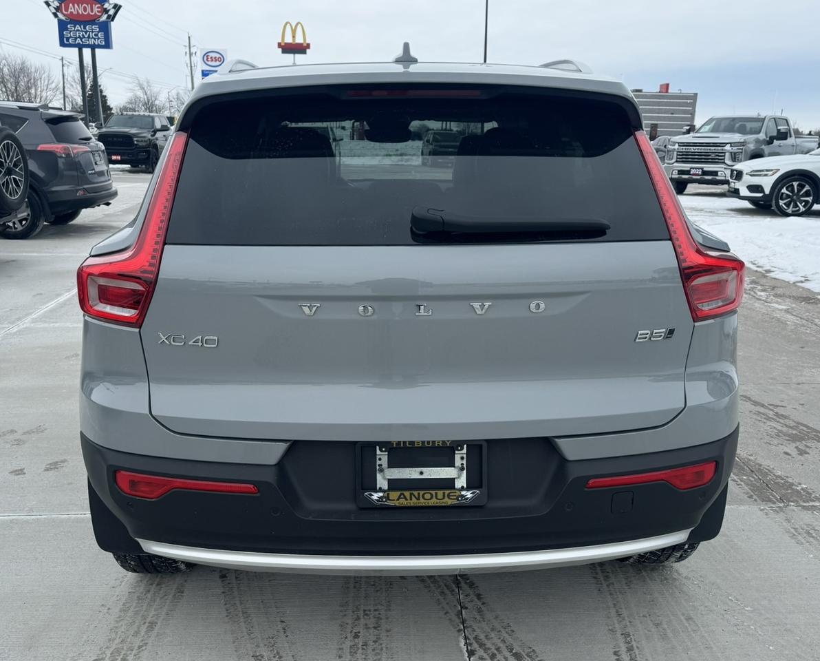 2024 Volvo XC40 Ultimate Bright Theme Photo