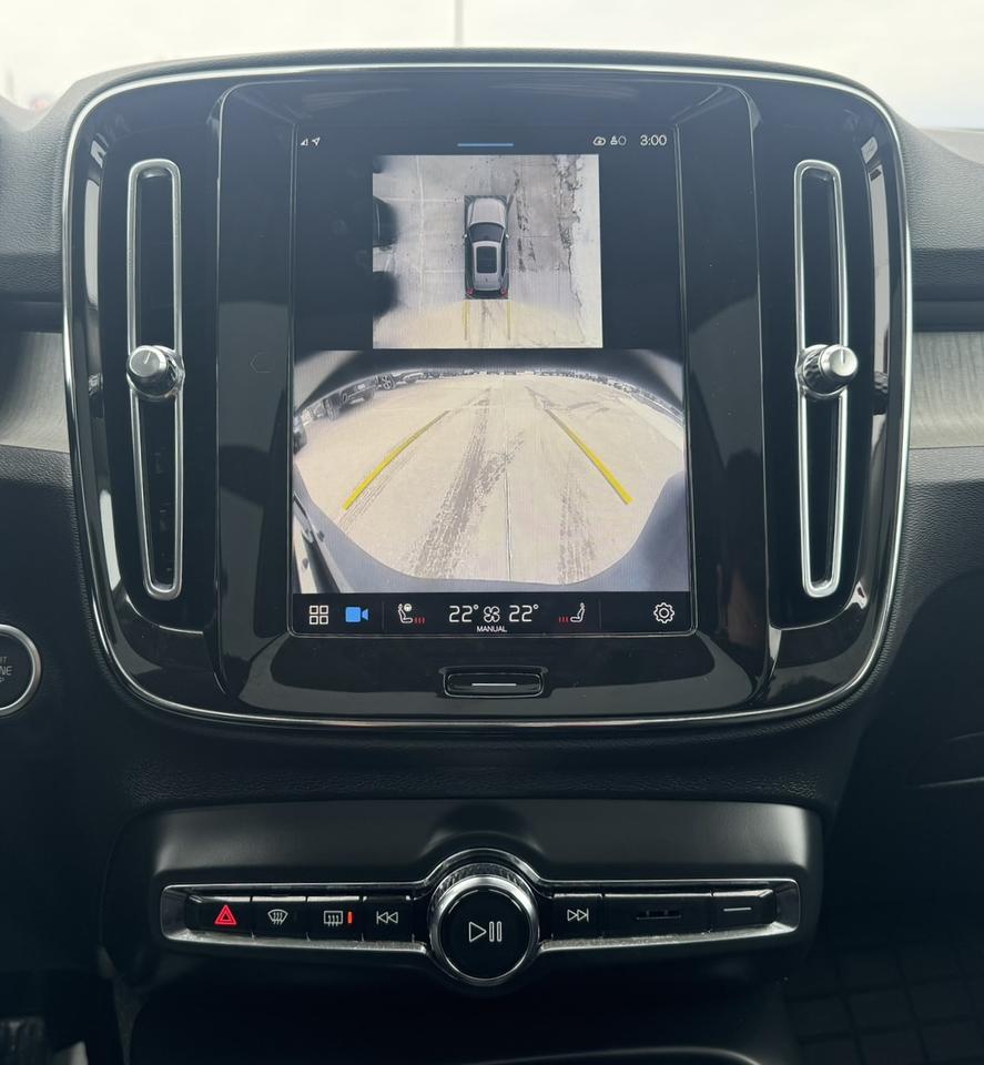 2024 Volvo XC40 Ultimate Bright Theme Photo