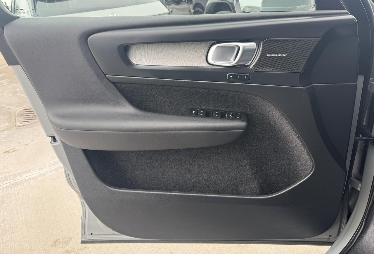 2024 Volvo XC40 Ultimate Bright Theme Photo