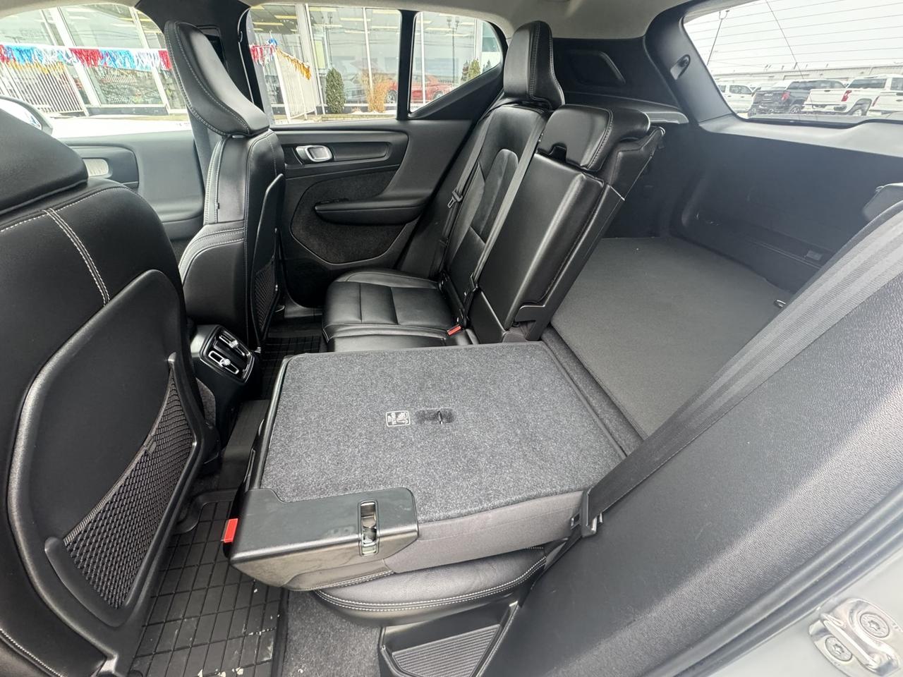 2024 Volvo XC40 Ultimate Bright Theme Photo