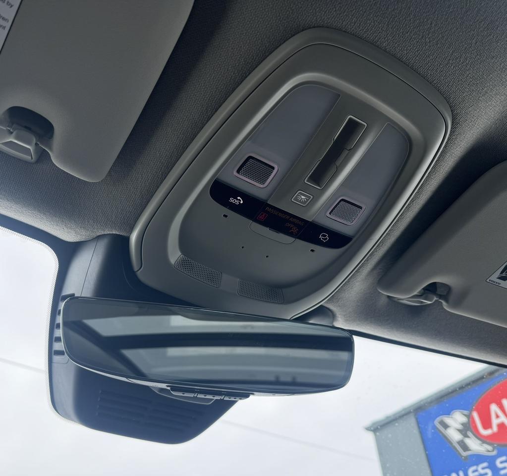 2024 Volvo XC40 Ultimate Bright Theme Photo