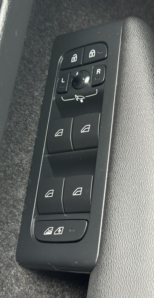 2024 Volvo XC40 Ultimate Bright Theme Photo