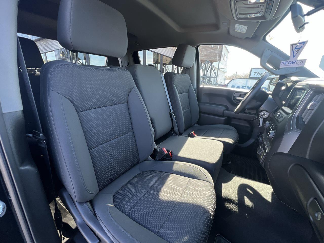 2021 Chevrolet Silverado 1500 Custom 4x4, POWER WINDOWS, CRUISE CONTROL, BACK UP CAM!! Photo