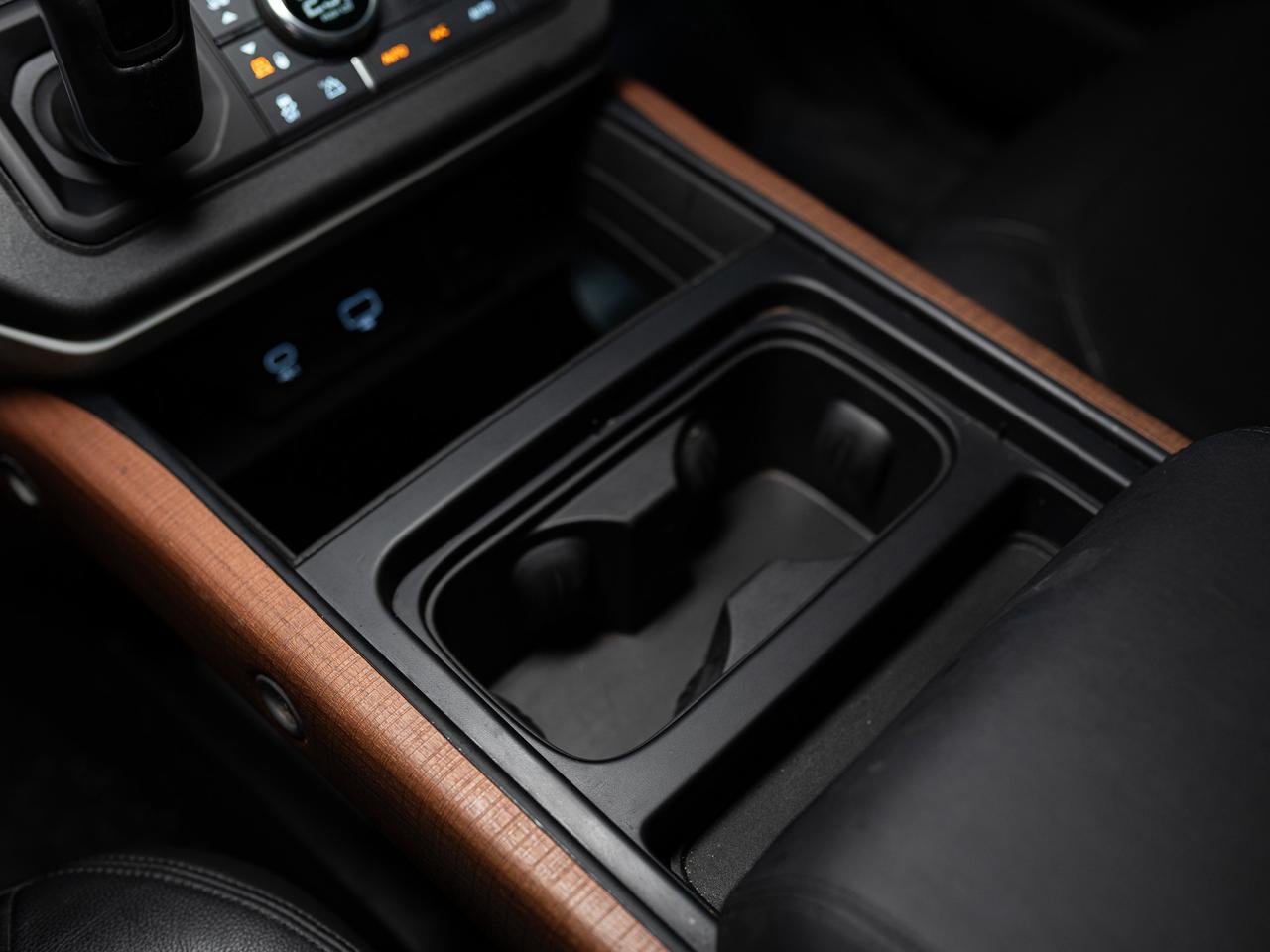 2024 Land Rover Defender S | 110 | P300 | 7 PASS | PANO | MERIDIAN | 22 IN Photo