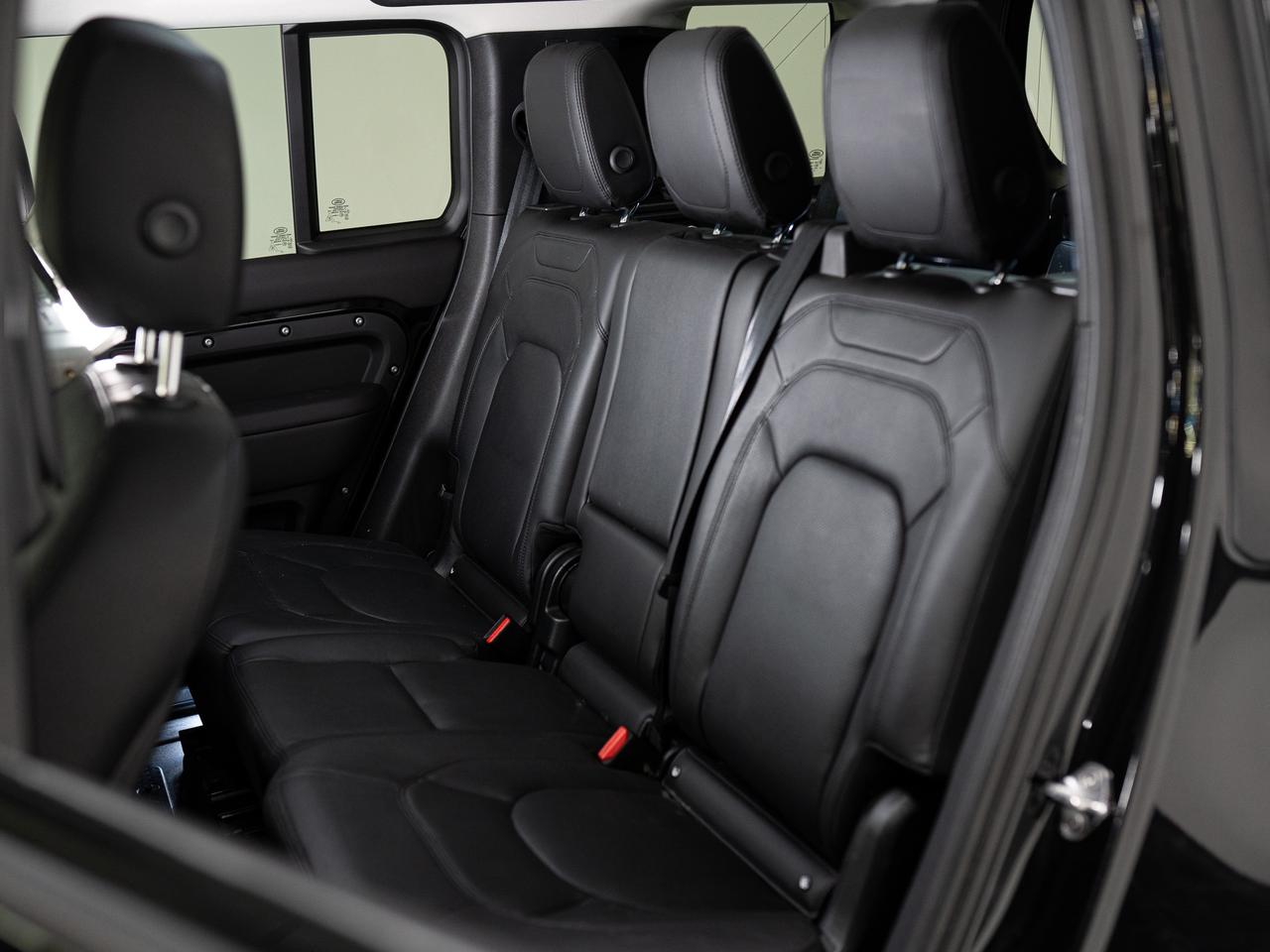 2024 Land Rover Defender S | 110 | P300 | 7 PASS | PANO | MERIDIAN | 22 IN Photo