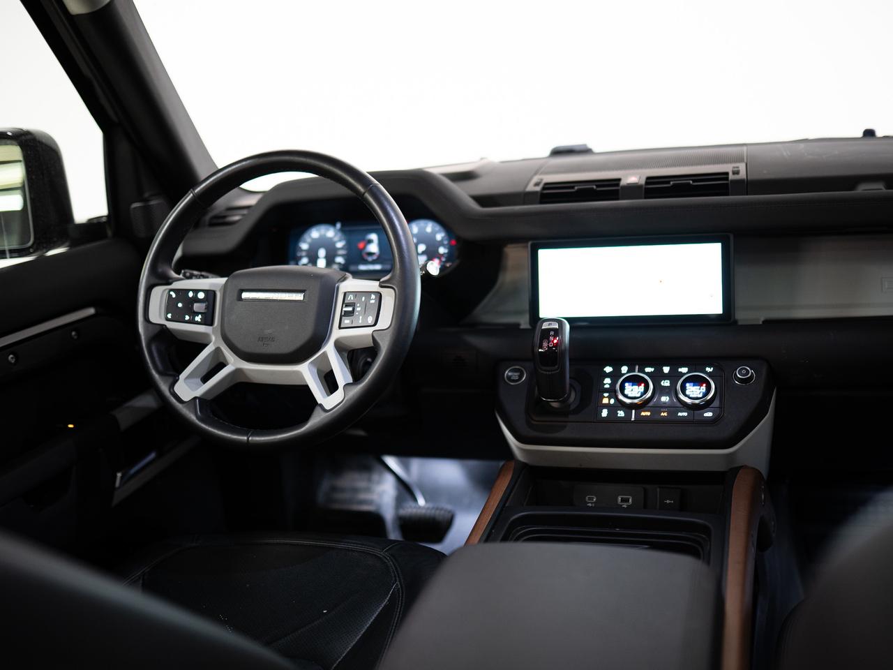 2024 Land Rover Defender S | 110 | P300 | 7 PASS | PANO | MERIDIAN | 22 IN Photo