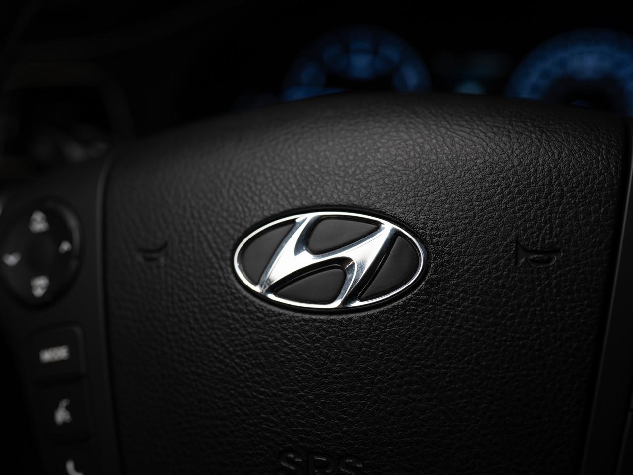 2013 Hyundai Genesis Sedan TECH PKG | V6 | SUNROOF | LEXICON | VENTED SEATS Photo