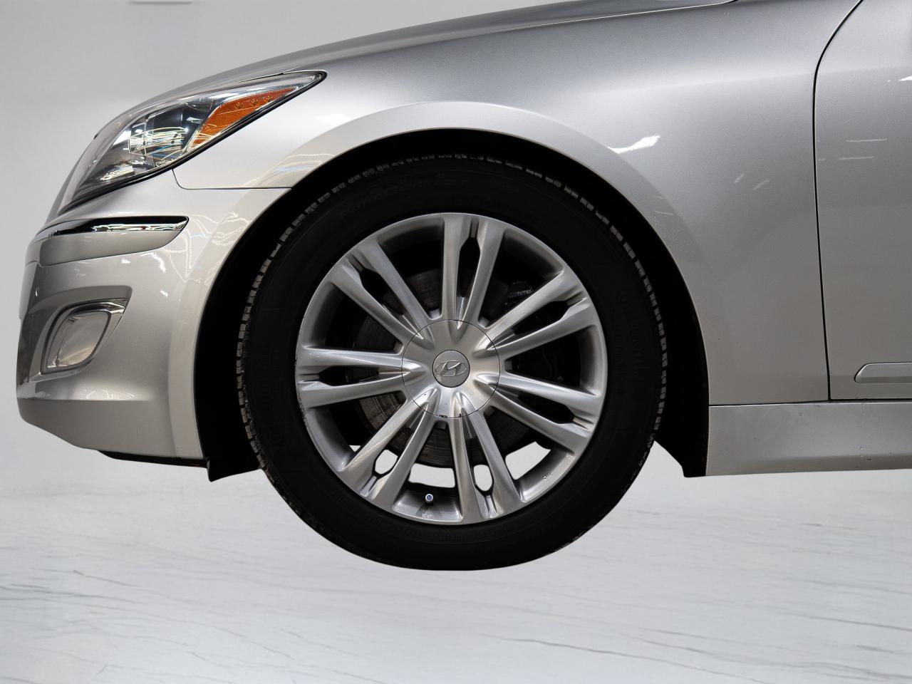 2013 Hyundai Genesis Sedan TECH PKG | V6 | SUNROOF | LEXICON | VENTED SEATS Photo