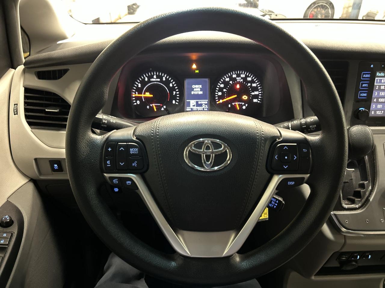 2017 Toyota Sienna  Photo