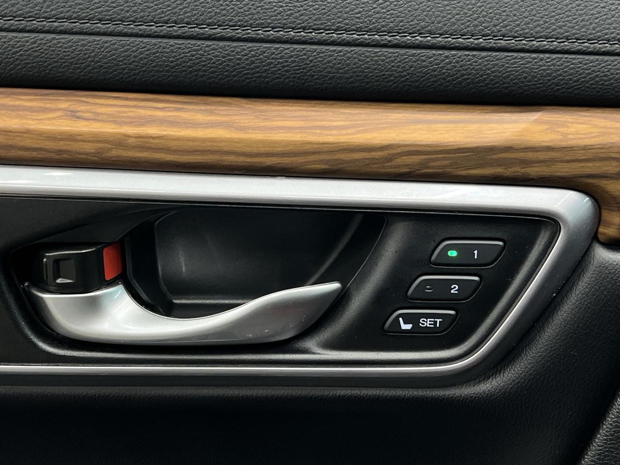 2017 Honda CR-V TOURING AWD | HTD LEATHER | PANO ROOF | CARPLAY Photo
