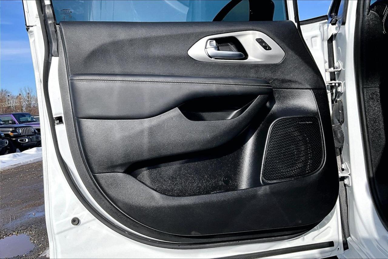 2023 Chrysler Pacifica Limited S App | TheatreGroup | SafetySphere | FWD Photo