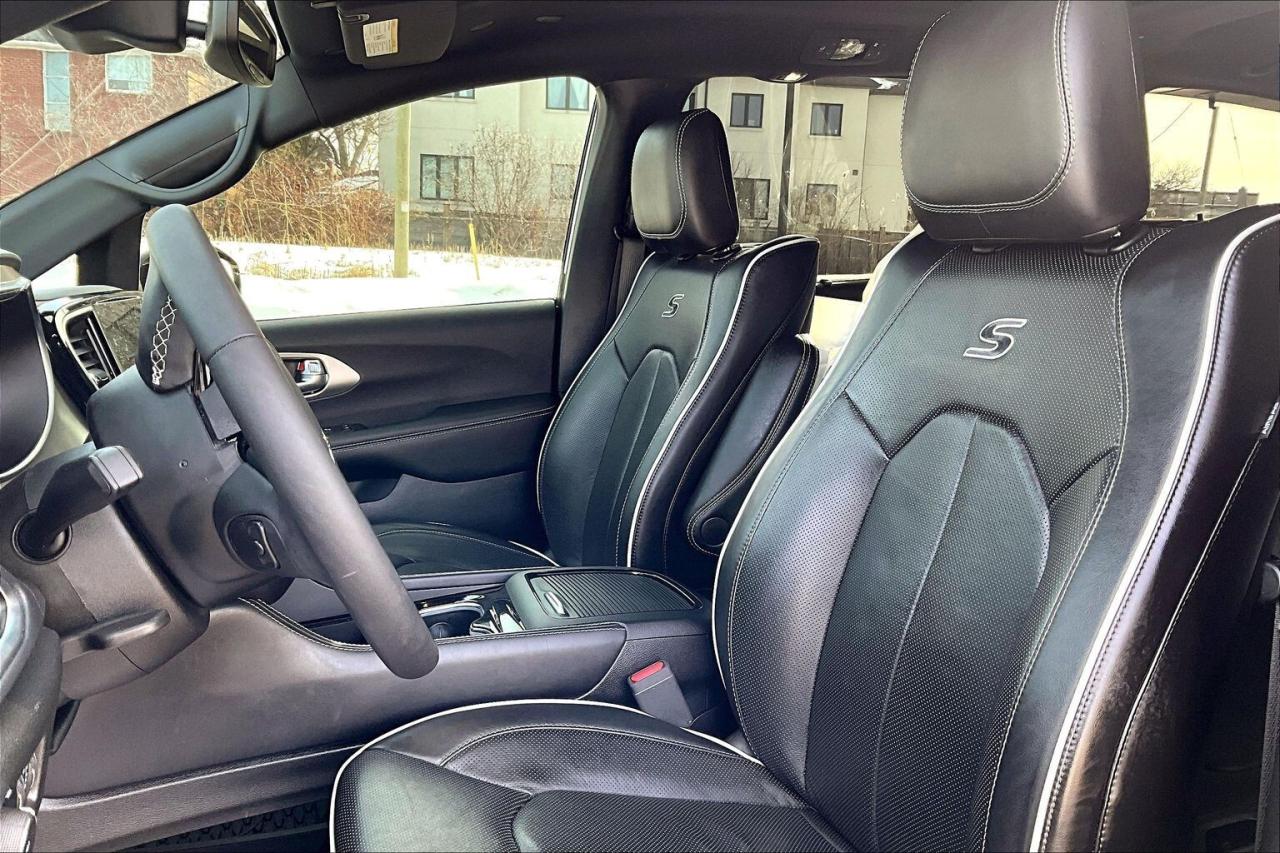 2023 Chrysler Pacifica Limited S App | TheatreGroup | SafetySphere | FWD Photo