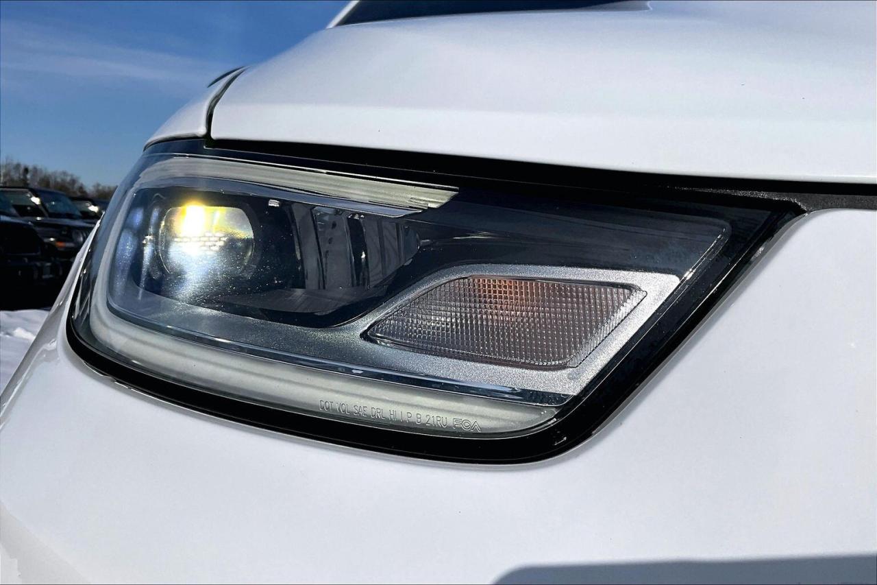 2023 Chrysler Pacifica Limited S App | TheatreGroup | SafetySphere | FWD Photo