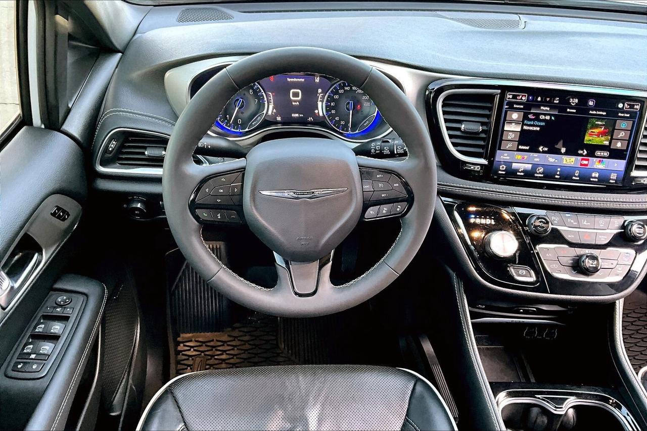 2023 Chrysler Pacifica Limited S App | TheatreGroup | SafetySphere | FWD Photo