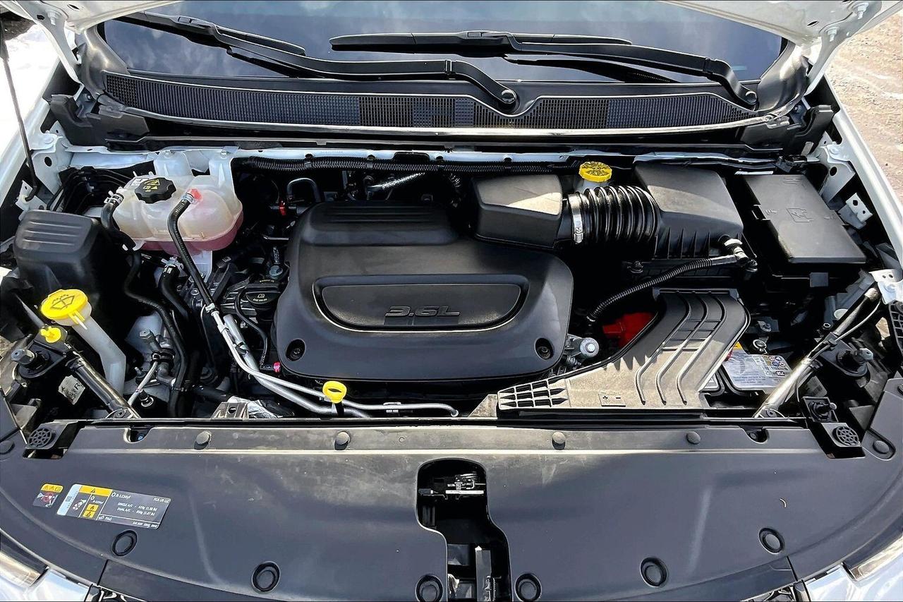 2023 Chrysler Pacifica Limited S App | TheatreGroup | SafetySphere | FWD Photo