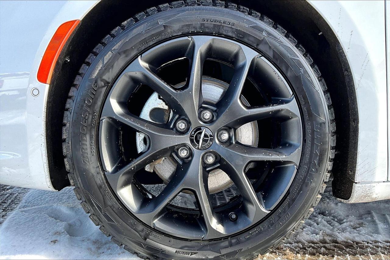 2023 Chrysler Pacifica Limited S App | TheatreGroup | SafetySphere | FWD Photo