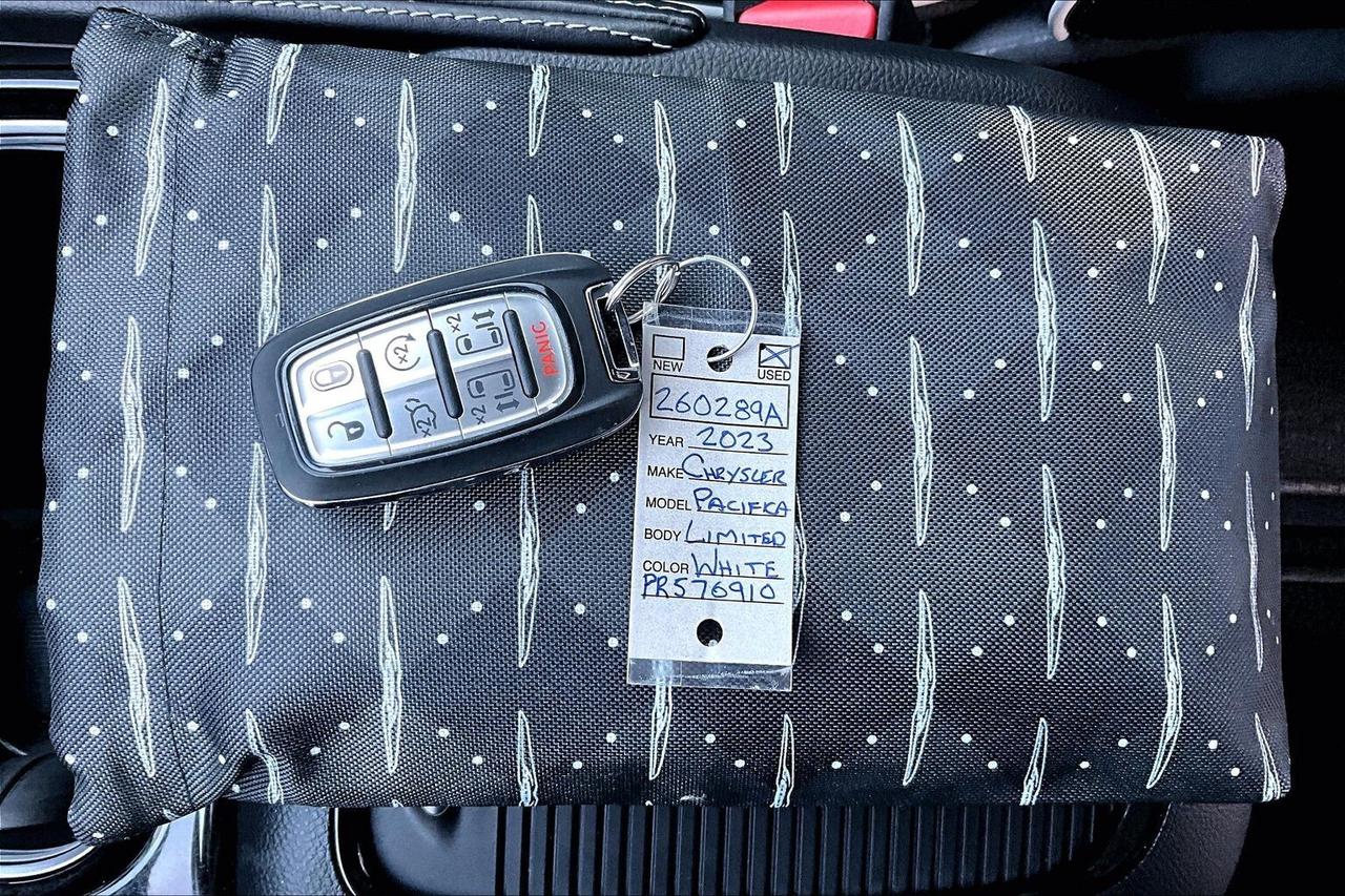 2023 Chrysler Pacifica Limited S App | TheatreGroup | SafetySphere | FWD Photo