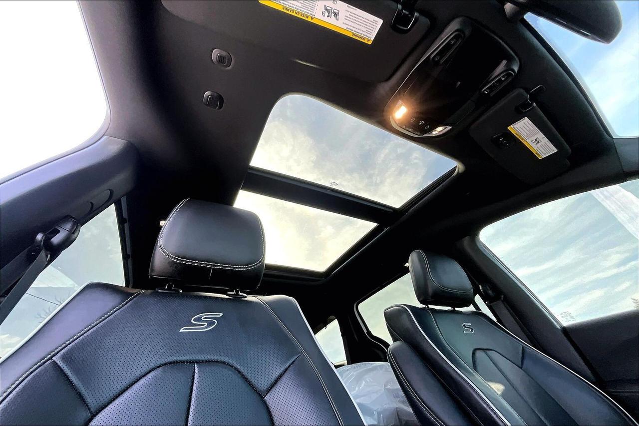 2023 Chrysler Pacifica Limited S App | TheatreGroup | SafetySphere | FWD Photo