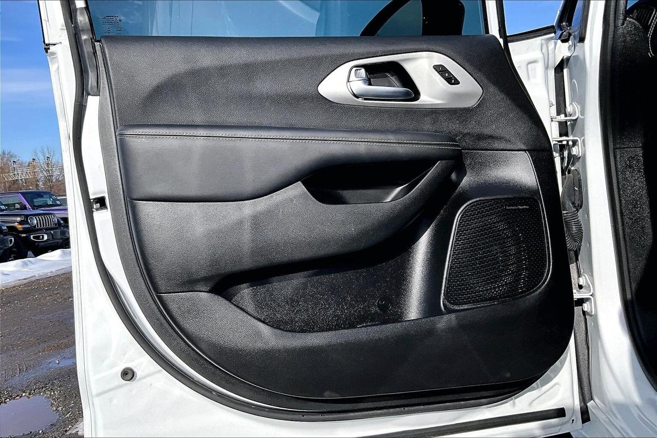 2023 Chrysler Pacifica Limited S App | TheatreGroup | SafetySphere | FWD Photo