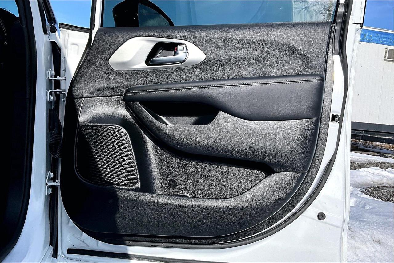 2023 Chrysler Pacifica Limited S App | TheatreGroup | SafetySphere | FWD Photo