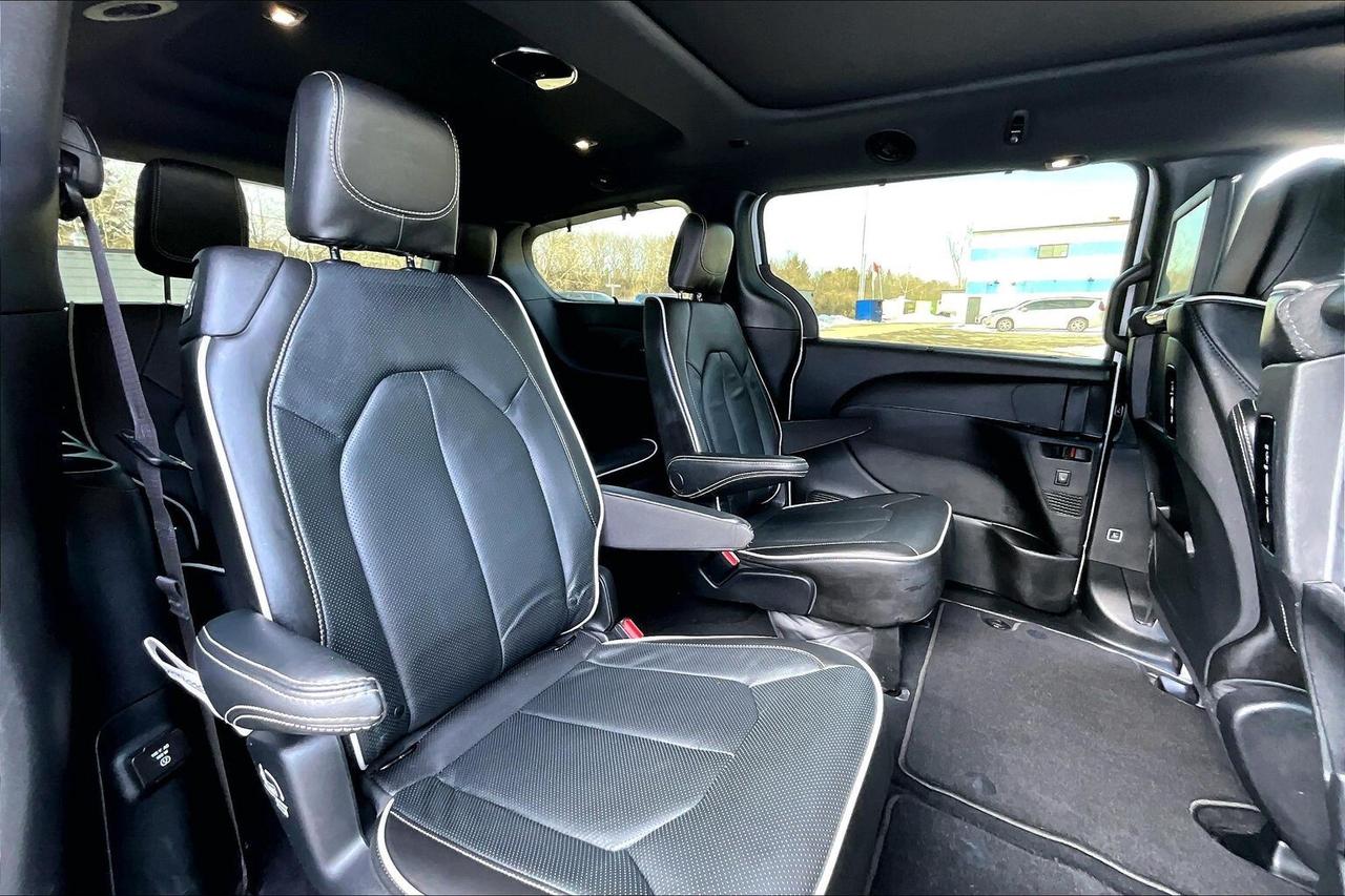 2023 Chrysler Pacifica Limited S App | TheatreGroup | SafetySphere | FWD Photo