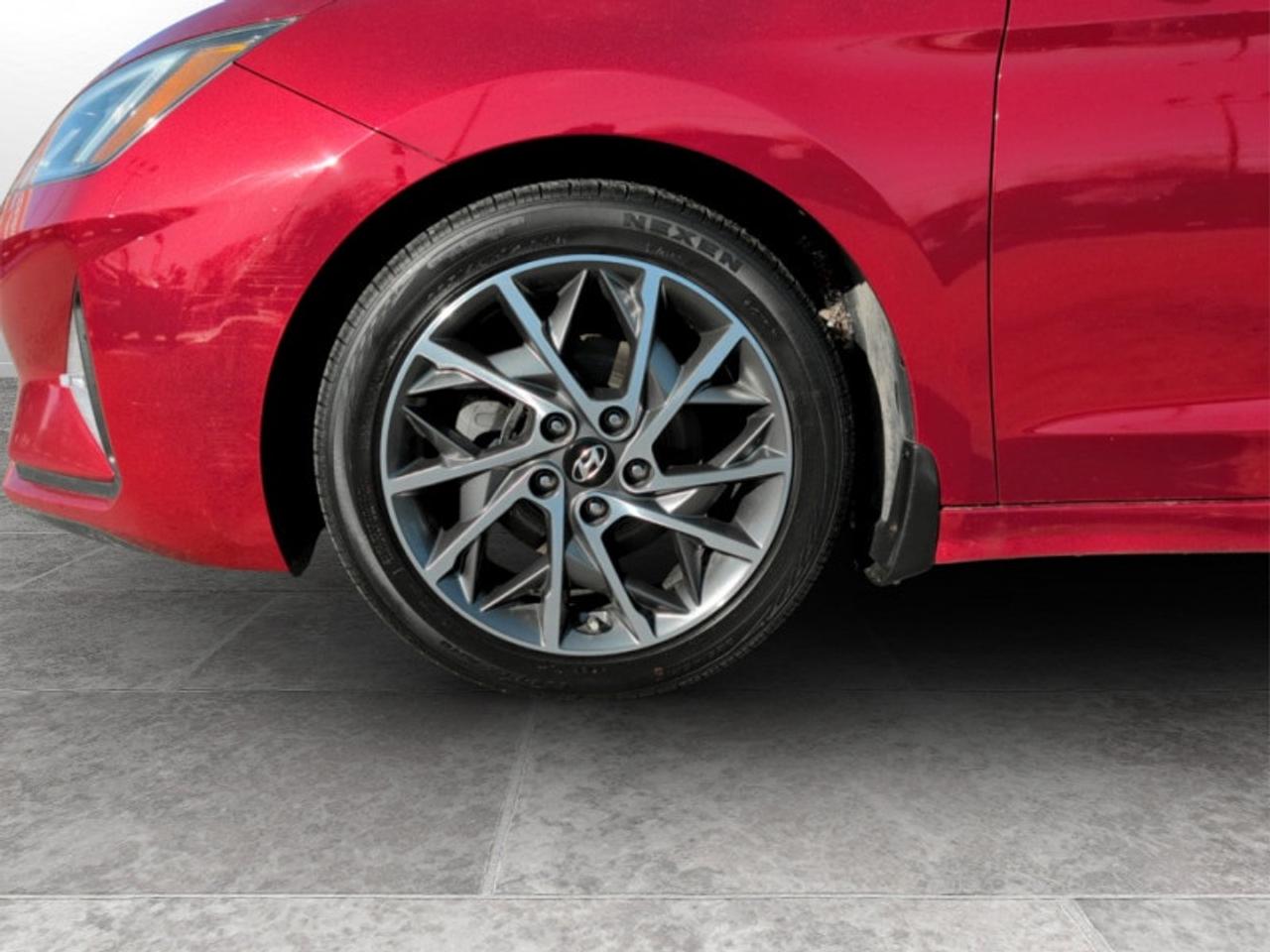 2019 Hyundai Elantra Luxury Auto  **LOW MILEAGE** Photo