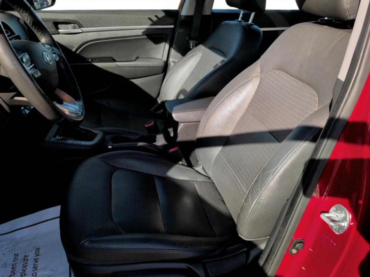 2019 Hyundai Elantra Luxury Auto  **LOW MILEAGE** Photo