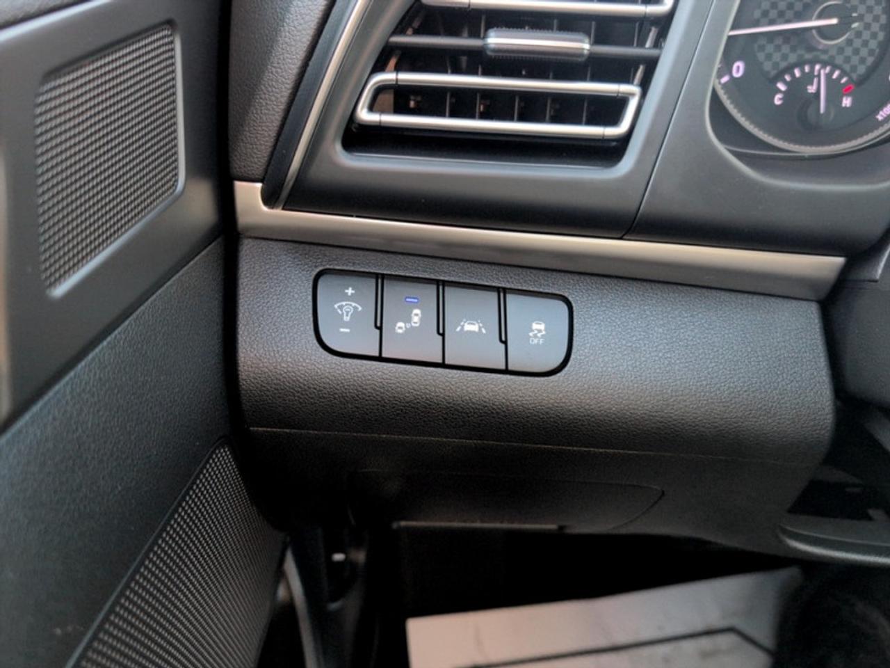 2019 Hyundai Elantra Luxury Auto  **LOW MILEAGE** Photo