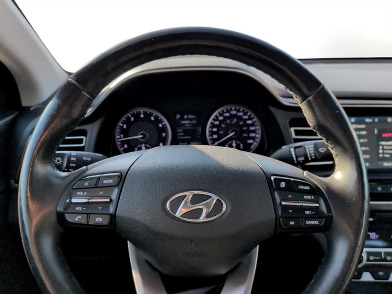 2019 Hyundai Elantra Luxury Auto  **LOW MILEAGE** Photo