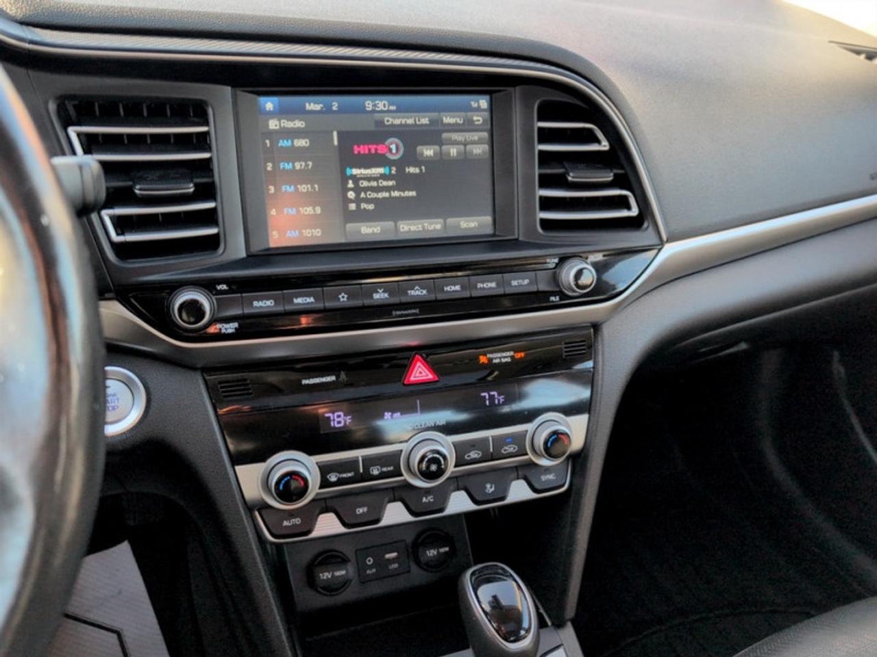 2019 Hyundai Elantra Luxury Auto  **LOW MILEAGE** Photo