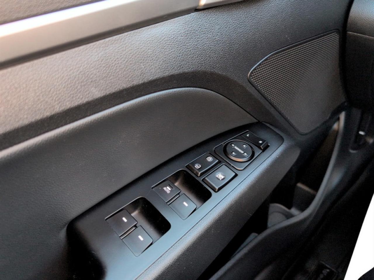 2019 Hyundai Elantra Luxury Auto  **LOW MILEAGE** Photo